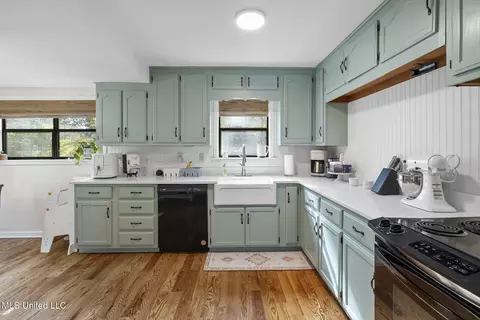 Kitchen - 540 Douglas Rd, Hernando, MS 38632 photo 1 of 2