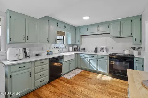 Kitchen - 540 Douglas Rd, Hernando, MS 38632 photo 2 of 2
