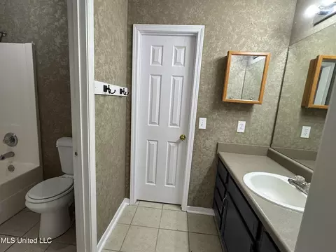 Bath - 4417 Blake Cir, Byram, MS 39272 photo 3 of 4