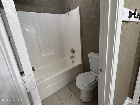 Bath - 4417 Blake Cir, Byram, MS 39272 photo 2 of 4