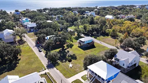 129 Beachview Dr, Pass Christian, MS 39571
