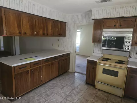 Kitchen - 4325 Robinway Dr, Moss Point, MS 39563 photo 2 of 2