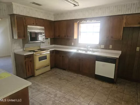 Kitchen - 4325 Robinway Dr, Moss Point, MS 39563 photo 1 of 2