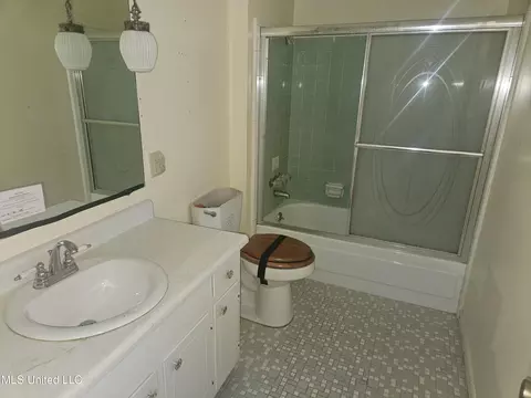 Bath - 4325 Robinway Dr, Moss Point, MS 39563 photo 1 of 2