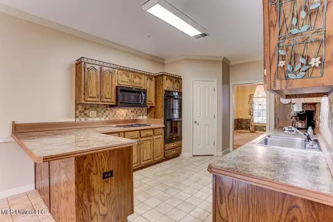 Kitchen - 8500 E Cedar Lake Dr, Walls, MS 38680 photo 2 of 5