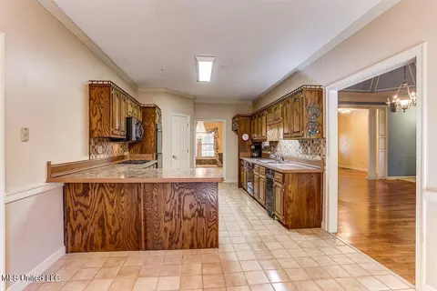 Kitchen - 8500 E Cedar Lake Dr, Walls, MS 38680 photo 3 of 5