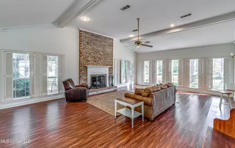 Living - 602 Simpson Hwy 149, Magee, MS 39111 photo 4 of 7