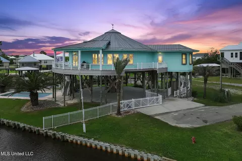 141 Janelle Dr, Bay Saint Louis, MS 39520
