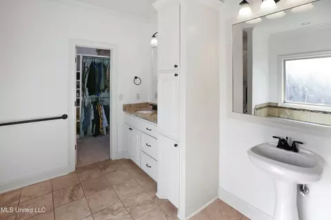 Bath - 260 Rockbridge Dr, Madison, MS 39110 photo 1 of 5