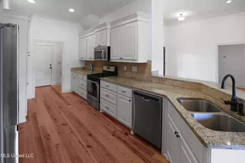 Kitchen - 260 Rockbridge Dr, Madison, MS 39110 photo 2 of 3