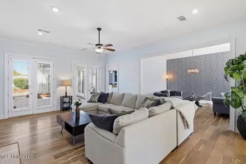 Living - 1547 Brecon Dr, Jackson, MS 39211 photo 2 of 6