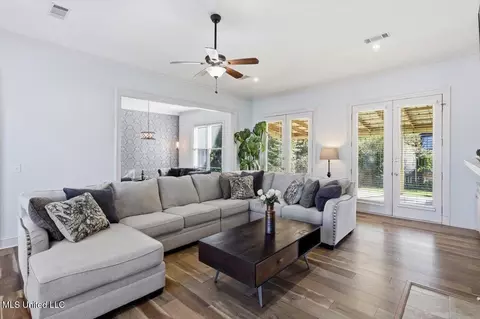 Living - 1547 Brecon Dr, Jackson, MS 39211 photo 4 of 6