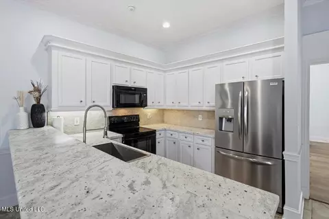 Kitchen - 1547 Brecon Dr, Jackson, MS 39211 photo 2 of 3