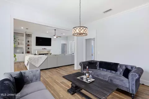 Living - 1547 Brecon Dr, Jackson, MS 39211 photo 5 of 6