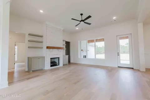 Living - 475 Stump Ridge Rd, Brandon, MS 39047 photo 2 of 5