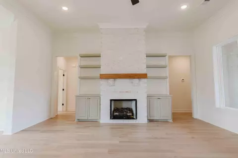 Living - 475 Stump Ridge Rd, Brandon, MS 39047 photo 4 of 5