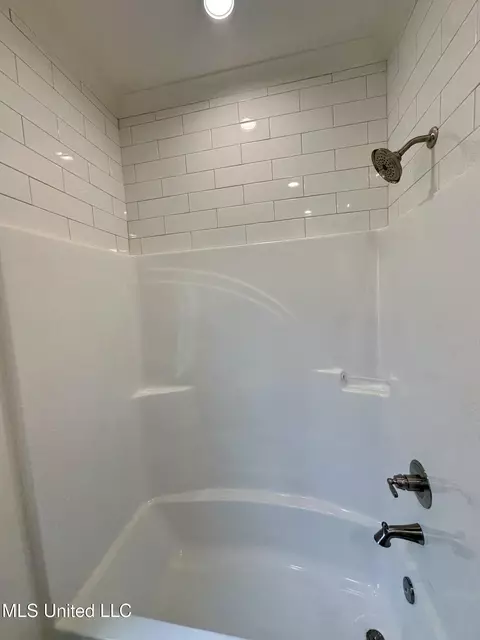 Bath - 440 Aurora Cir, Canton, MS 39046 photo 3 of 5