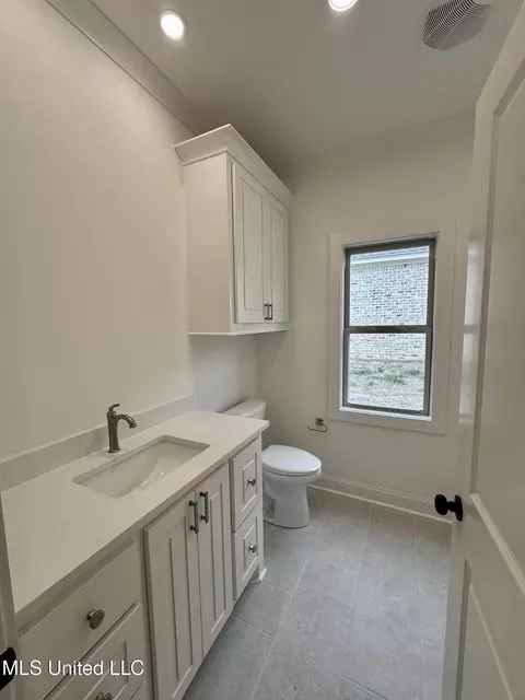 Bath - 440 Aurora Cir, Canton, MS 39046 photo 2 of 5