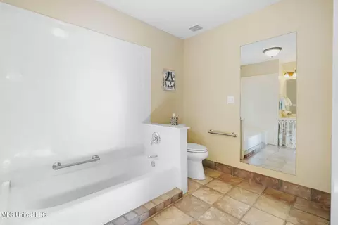 Bath - 190 Anthony Dr, Nesbit, MS 38651 photo 4 of 5