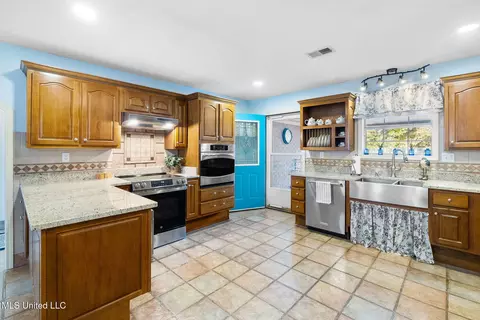 Kitchen - 190 Anthony Dr, Nesbit, MS 38651 photo 2 of 3