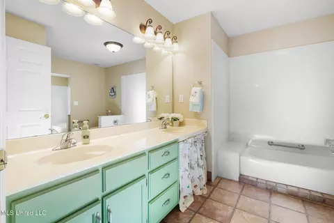 Bath - 190 Anthony Dr, Nesbit, MS 38651 photo 3 of 5