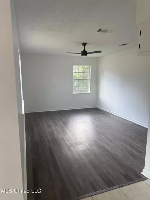 Living - 125 Camero Dr, Jackson, MS 39206 photo 1 of 1