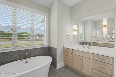 Bath - 2035 Livingston Way, Hernando, MS 38632 photo 2 of 5