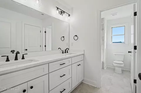 Bath - 2035 Livingston Way, Hernando, MS 38632 photo 4 of 5