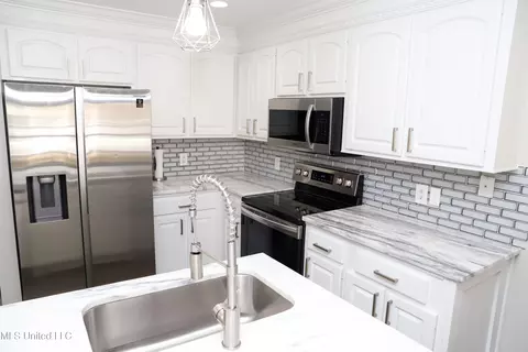Kitchen - 5013 Womack Dr, Byram, MS 39272 photo 3 of 4