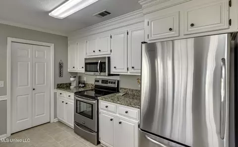 Kitchen - 305 Hemlock Dr, Flowood, MS 39232 photo 3 of 7