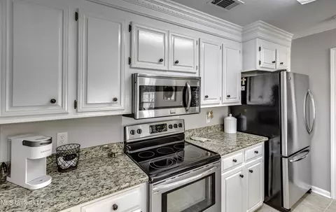 Kitchen - 305 Hemlock Dr, Flowood, MS 39232 photo 6 of 7