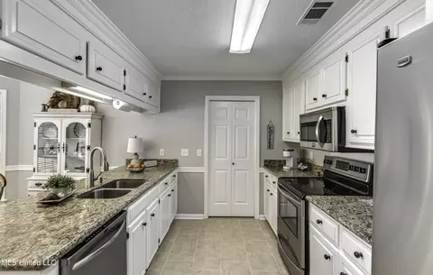 Kitchen - 305 Hemlock Dr, Flowood, MS 39232 photo 7 of 7
