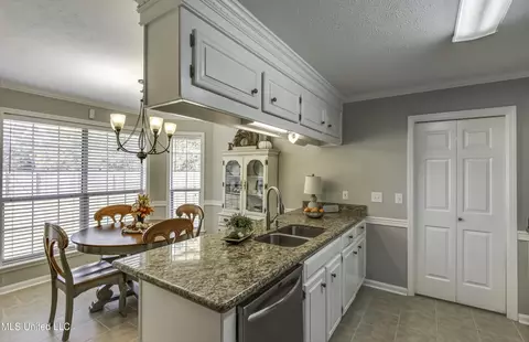 Kitchen - 305 Hemlock Dr, Flowood, MS 39232 photo 4 of 7