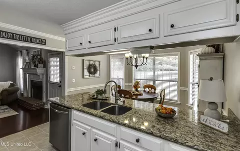 Kitchen - 305 Hemlock Dr, Flowood, MS 39232 photo 5 of 7