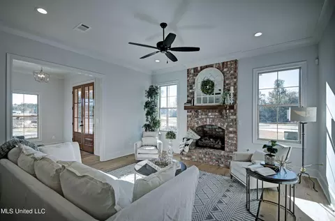 Living - 120 Freedom Ring Dr, Brandon, MS 39047 photo 2 of 3
