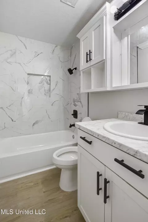 Bath - 5659 S Rose Dr, Moss Point, MS 39563 photo 2 of 2