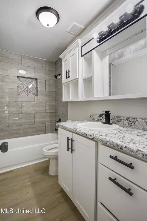 Bath - 5659 S Rose Dr, Moss Point, MS 39563 photo 1 of 2