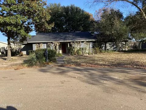 622 S Aubrey Cir, Greenwood, MS 38930