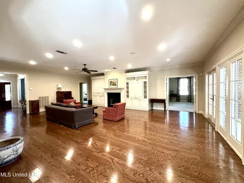 Living - 306 Cherokee Dr, Mccomb, MS 39648 photo 2 of 3