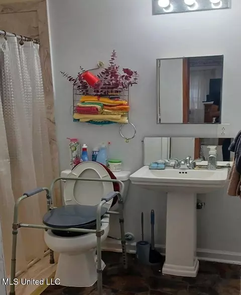Bath - 72 T J Verdell St, Macon, MS 39341 photo 2 of 2