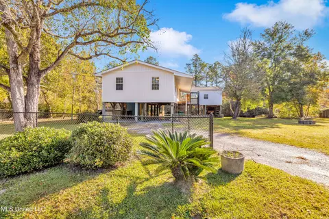 9110 Dove St, Bay Saint Louis, MS 39520