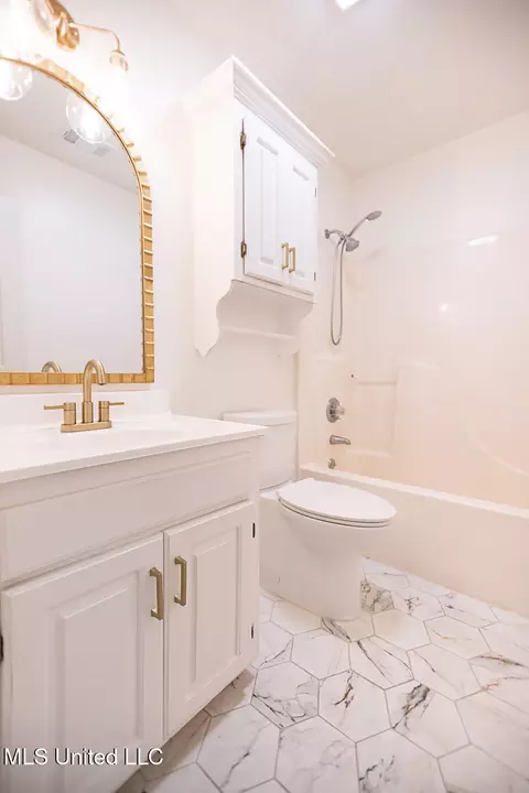 Bath - 2012 Bayberry Dr, Flowood, MS 39232 photo 3 of 3
