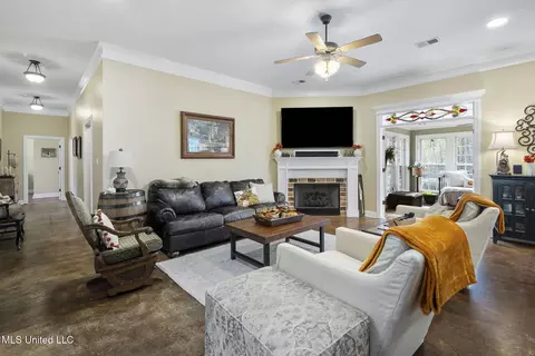 Living - 2255 Appleton Dr, Southaven, MS 38672 photo 1 of 2