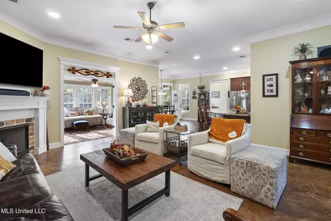 Living - 2255 Appleton Dr, Southaven, MS 38672 photo 2 of 2