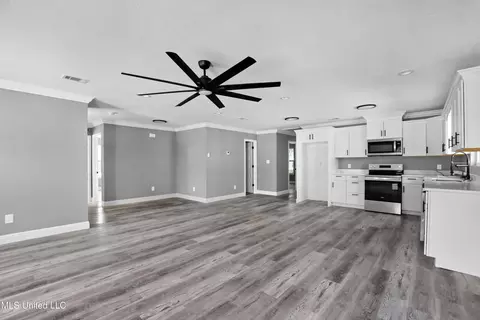 Living - 9764 Wilkerson Cir, Moss Point, MS 39562 photo 2 of 3