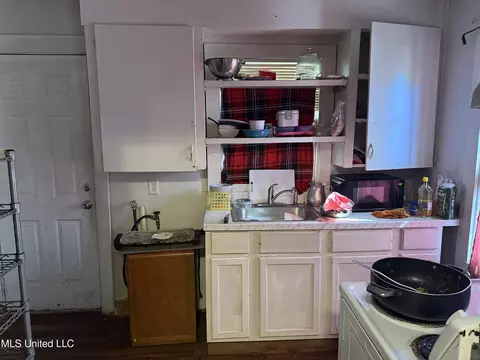 Kitchen - 340 Mason Blvd, Jackson, MS 39212 photo 2 of 4