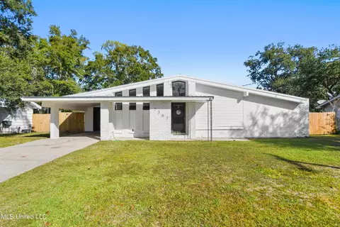 2507 Ridgewood Rd, Ocean Springs, MS 39564