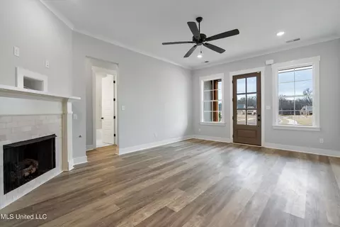 Living - 3505 Kreunen St, Nesbit, MS 38651 photo 1 of 7