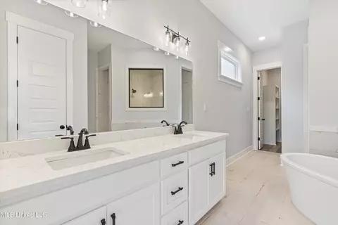 Bath - 3505 Kreunen St, Nesbit, MS 38651 photo 2 of 4