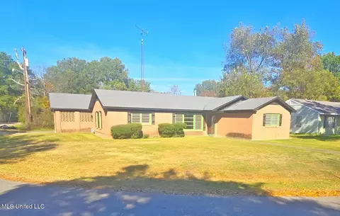 1315 S Saint Marys Cir, Greenville, MS 38703